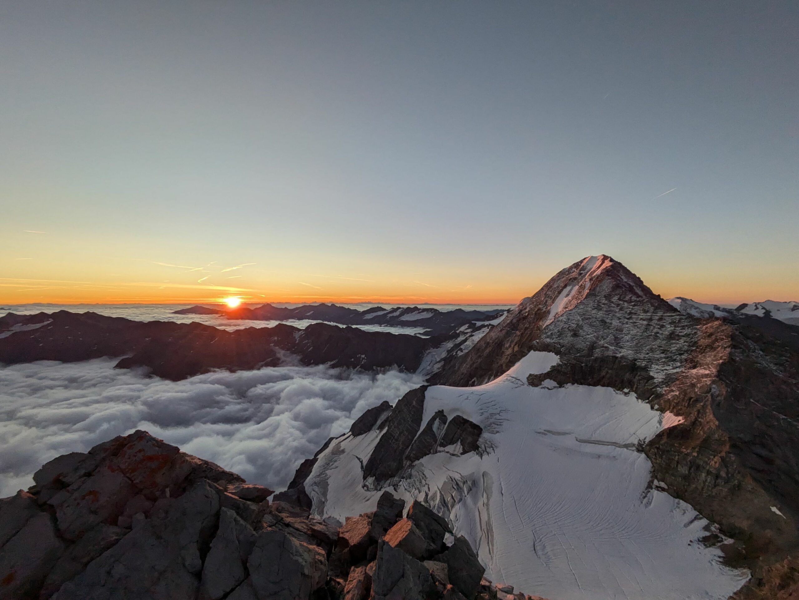 sonnenaufgang am ortler mit bergfuehrer